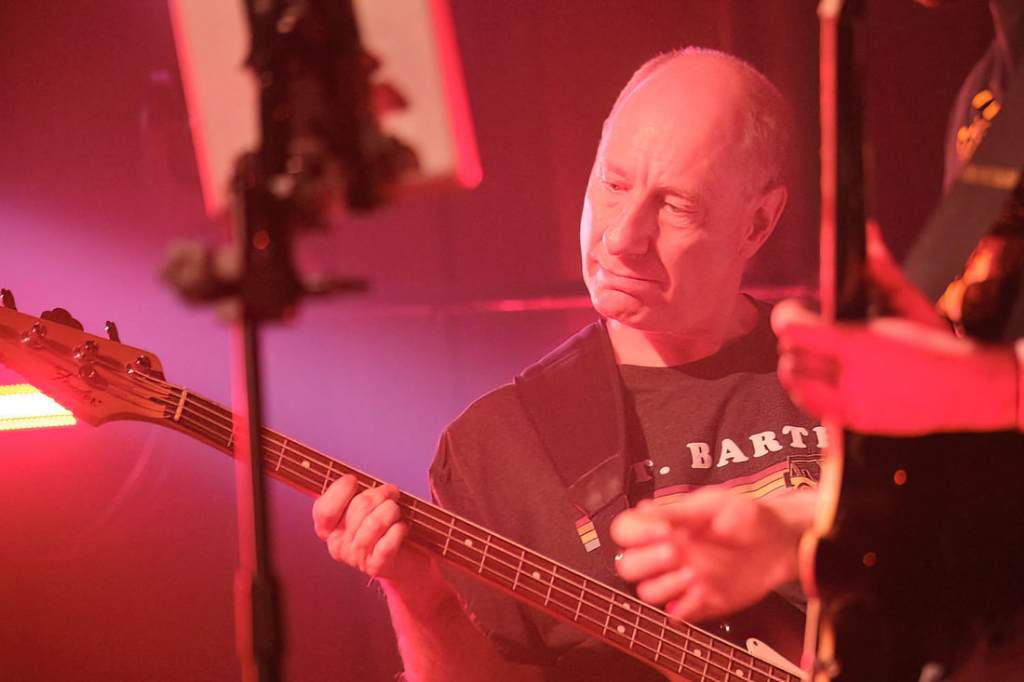 Gregg Dickman (bass guitar)