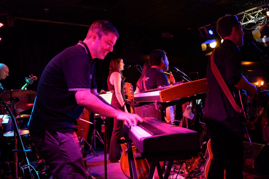 Jon Savant playing the keyboard at 118 North